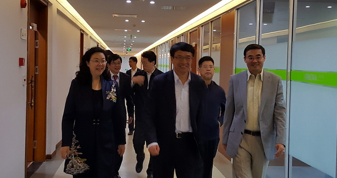 圖左至右：杰華生物集團董事長吳小思博士，中：青島市委常委、青島市常務副市長王魯明，右：杰華生物集團CEO兼總裁劉龍斌博士